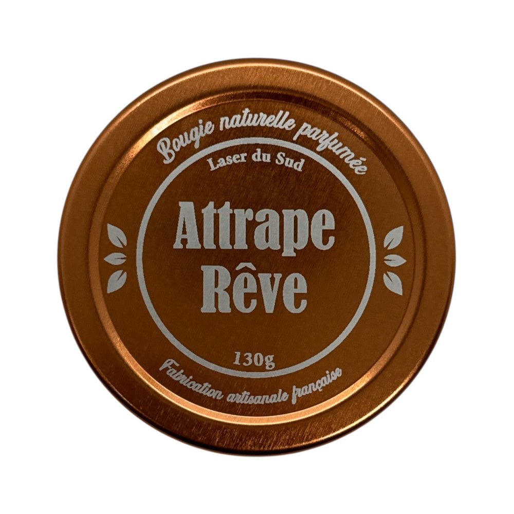 Bougie naturelle parfum attrape rêve dans un pot en verre et couvercle cuivré gravé.
Une fragrance douce et aérienne, où la rose et le jasmin ouvrent la voie à un cœur velouté de musc et de fève tonka. L’ensemble repose sur une base d’héliotrope et d’accords tendres, offrant une sensation apaisante et enveloppante, comme un doux passage entre rêve et réalité.
Cire d'olive et mèche en bois française qui crépite.
Parfum au choix.
