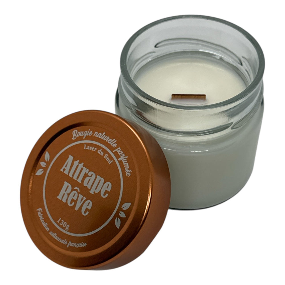 Bougie naturelle parfum attrape rêve dans un pot en verre et couvercle cuivré gravé.
Une fragrance douce et aérienne, où la rose et le jasmin ouvrent la voie à un cœur velouté de musc et de fève tonka. L’ensemble repose sur une base d’héliotrope et d’accords tendres, offrant une sensation apaisante et enveloppante, comme un doux passage entre rêve et réalité.
Cire d'olive et mèche en bois française qui crépite.
Parfum au choix.