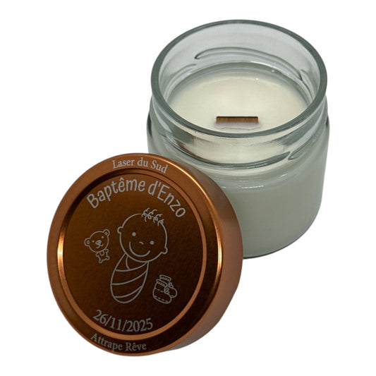 Couvercle cuivré gravé pour bougie de baptême avec bébé et motifs enfantins.