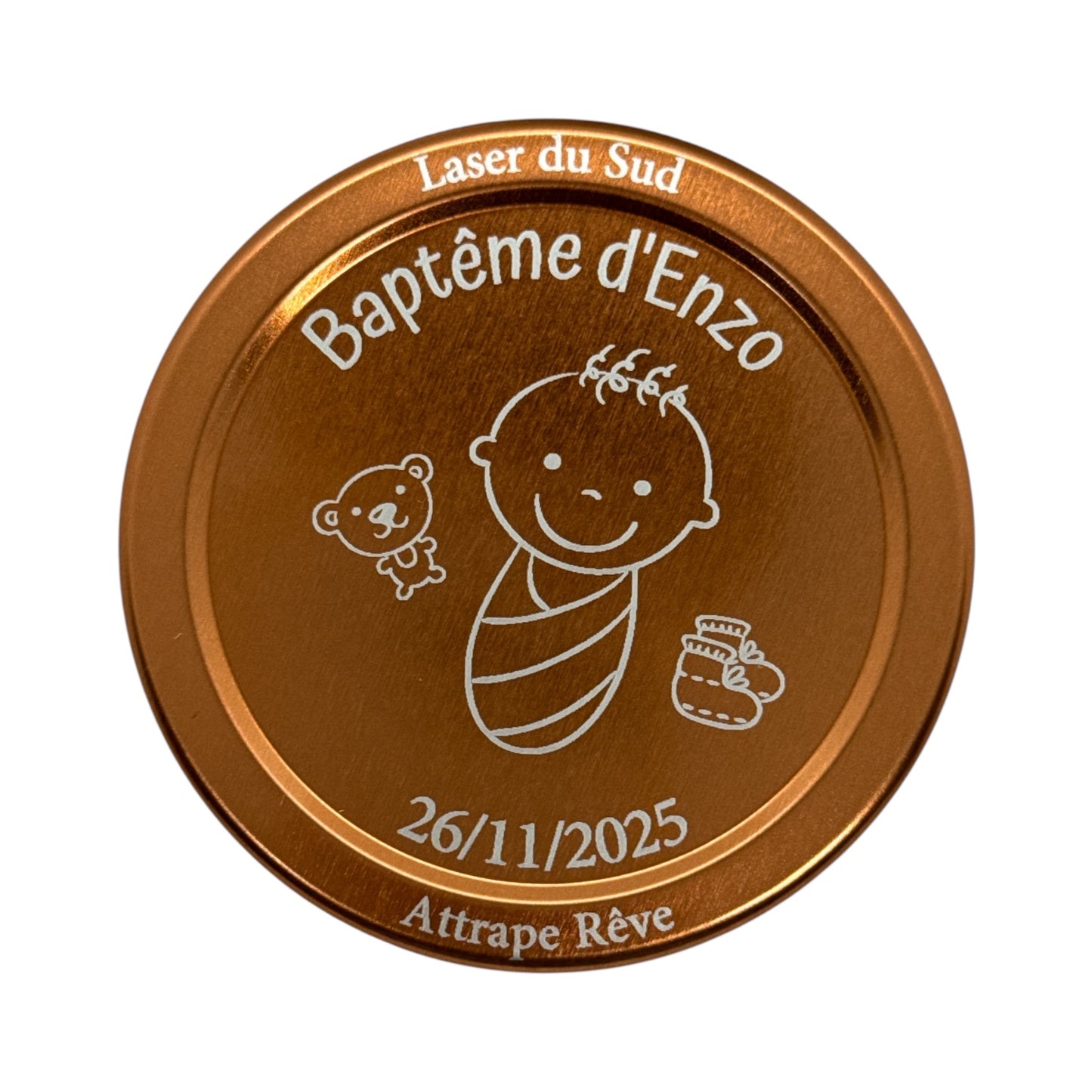 Couvercle cuivré gravé pour bougie de baptême avec bébé et motifs enfantins.