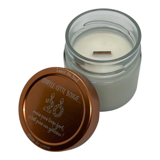 Une bougie parfumée avec mèche en bois, accompagnée d’un couvercle cuivré gravé au laser : Souffle cette bougie... 20 mais pas trop fort, c'est pas un gâteau ! Un cadeau d’anniversaire élégant, lumineux et plein d’humour, prêt à offrir.
L'âge est personnalisable présenté ici avec le chiffre 20.
Différents parfums au choix dans la liste déroulante.