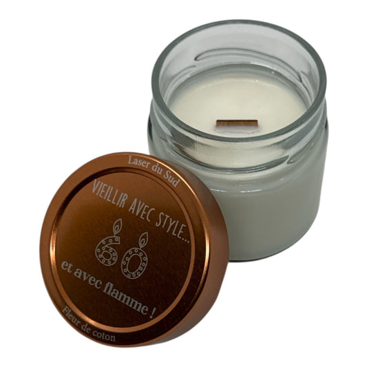 Une bougie parfumée avec mèche en bois, accompagnée d’un couvercle cuivré gravé au laser : « Vieillir avec style… 60 et avec flamme ! ». Un cadeau d’anniversaire élégant, lumineux et plein d’humour, prêt à offrir.
L'âge est personnalisable présenté ici avec le chiffre 60.
Différents parfums au choix dans la liste déroulante.