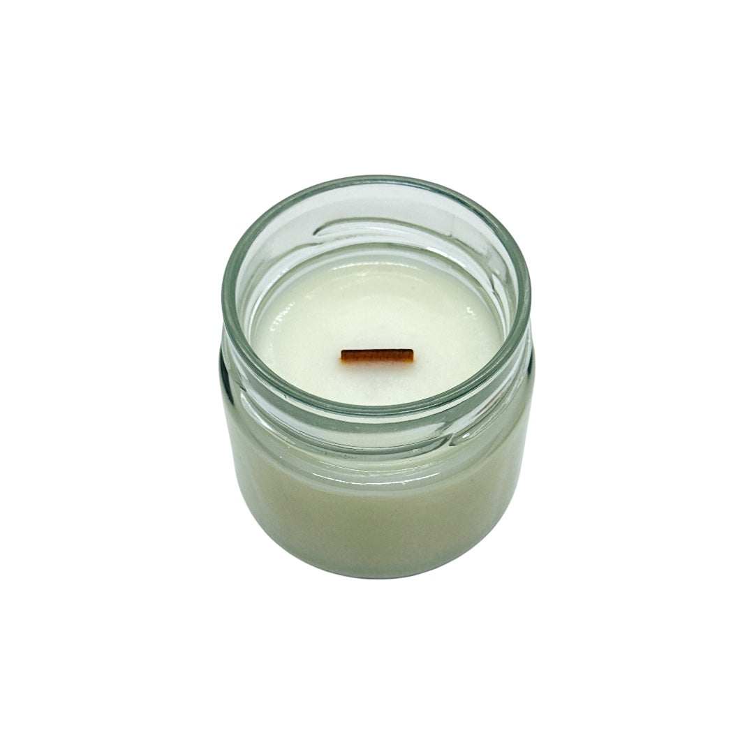 Bougie ouverte. Cire naturelle de tournesol française a 80% dans un pot en verre et avec mèche en bois sans couvercle.