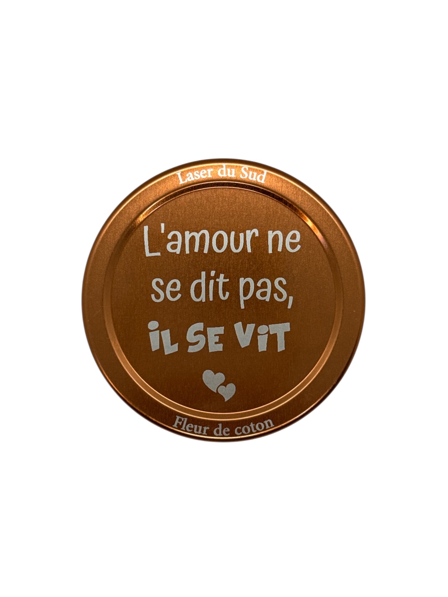 Couvercle métallique cuivré gravé "L'amour ne se dit pas, il se vit" + petits cœurs gravés.