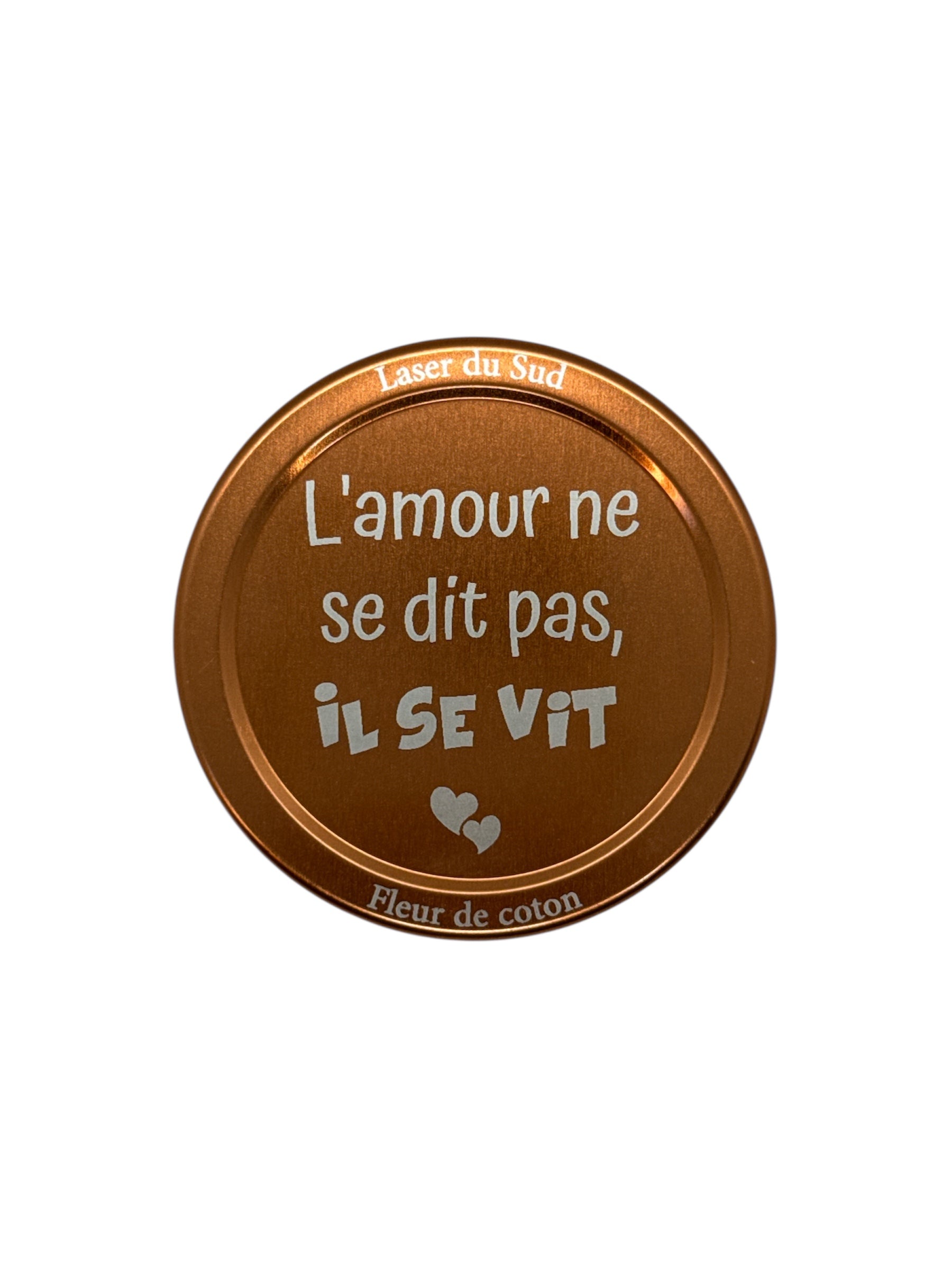 Couvercle métallique cuivré gravé "L'amour ne se dit pas, il se vit" + petits cœurs gravés.