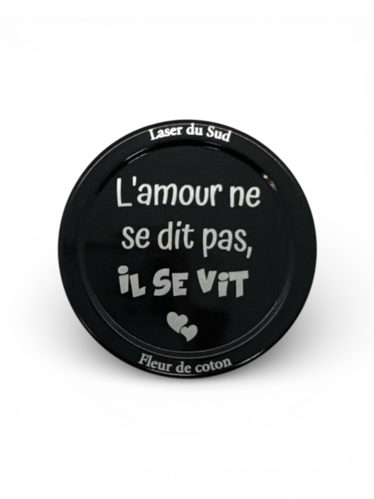 Couvercle métallique noir gravé "L'amour ne se dit pas, il se vit" + petits cœurs gravés.