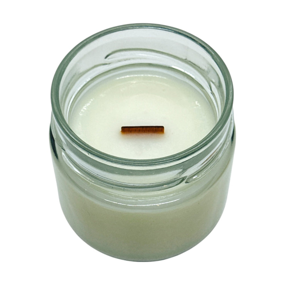 Bougie ouverte. Cire naturelle d'olive dans un pot en verre et avec mèche en bois sans couvercle.