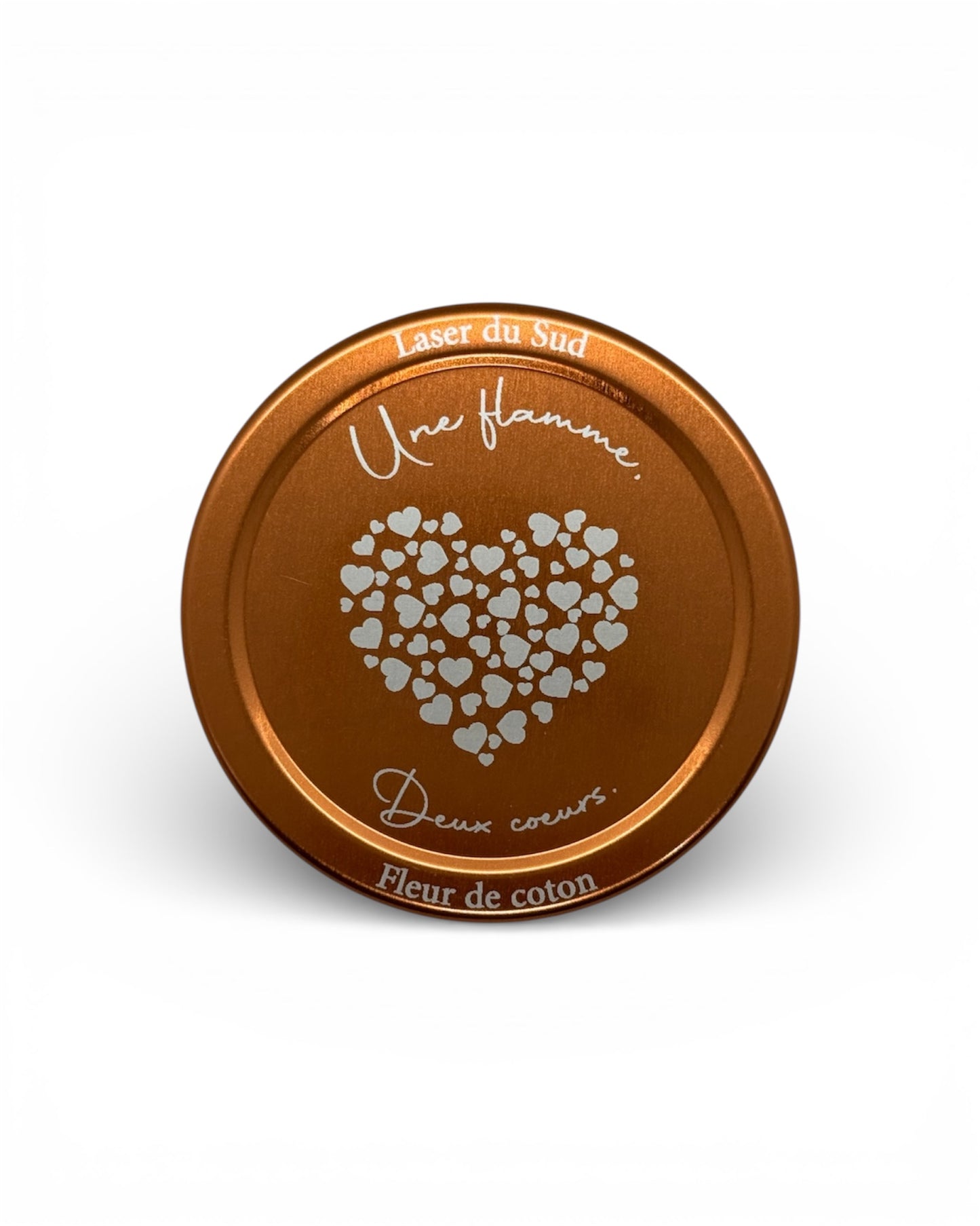 Couvercle métallique cuivré gravé "Une flamme, deux cœurs" + motif cœurs gravé.