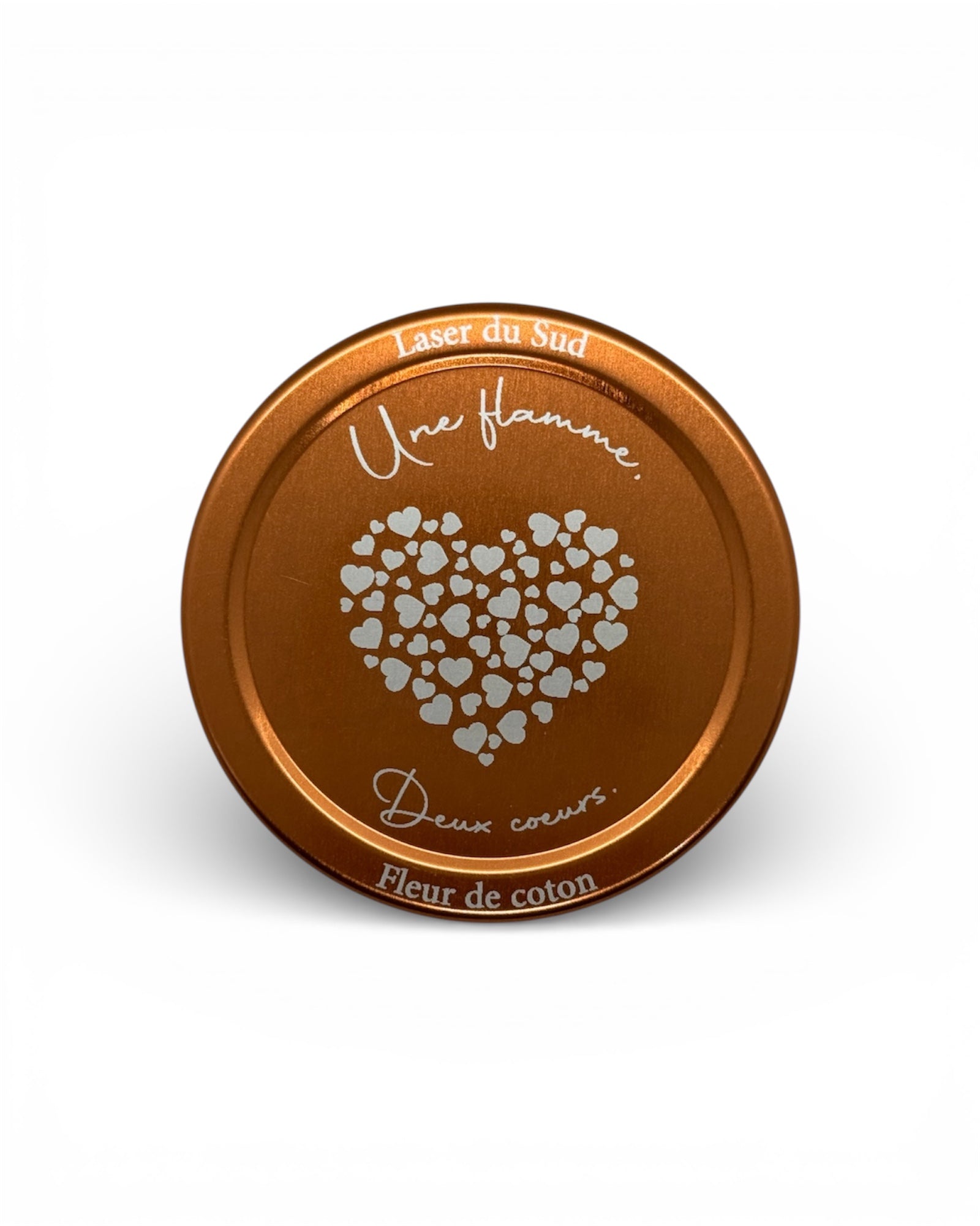 Couvercle métallique cuivré gravé "Une flamme, deux cœurs" + motif cœurs gravé.