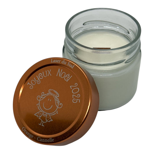 Bougie naturelle parfumée, coulée dans un pot en verre transparent et dotée d’un couvercle en métal cuivré délicatement gravé au laser, orné d’un petit ange joyeux et du message Joyeux Noël 2025. Sa finition brillante apporte une touche chaleureuse et festive à ta bougie, tout en protégeant la cire de la poussière.

Personnalisé avec la mention Laser du Sud et le parfum choisi parmi la liste déroulante, il transforme chaque bougie en véritable cadeau de Noël artisanal, élégant et prêt à offrir.