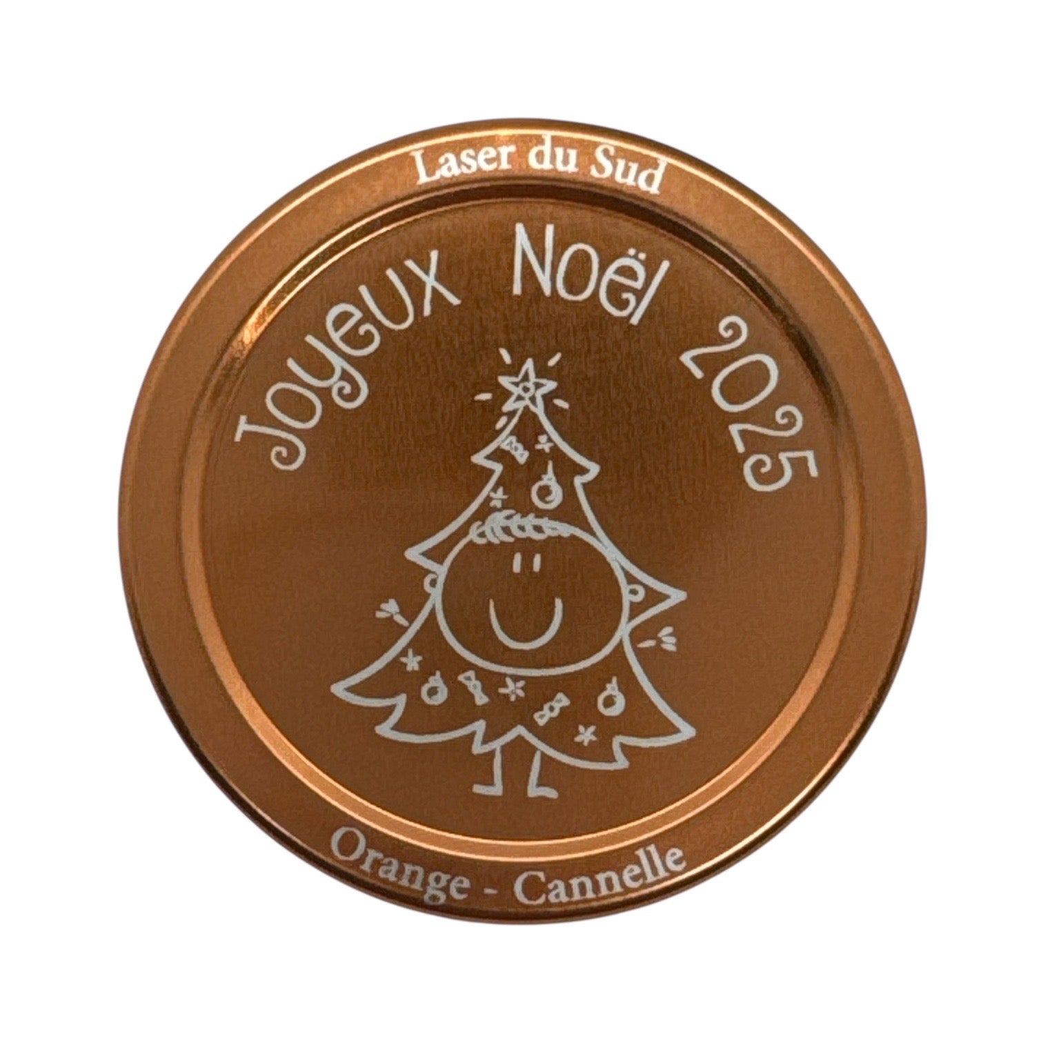 Bougie naturelle parfumée, coulée dans un pot en verre transparent et dotée d’un couvercle en métal cuivré délicatement gravé au laser, orné d’un enfant déguisé en sapin joyeux et du message Joyeux Noël 2025. Sa finition brillante apporte une touche chaleureuse et festive à ta bougie, tout en protégeant la cire de la poussière.

Personnalisé avec la mention Laser du Sud et le parfum choisi parmi la liste déroulante, il transforme chaque bougie en véritable cadeau de Noël artisanal, élégant et prêt à offrir.