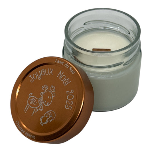 Bougie naturelle parfumée, coulée dans un pot en verre transparent et dotée d’un couvercle en métal cuivré délicatement gravé au laser, orné d’un petit renne joyeux et du message Joyeux Noël 2025. Sa finition brillante apporte une touche chaleureuse et festive à ta bougie, tout en protégeant la cire de la poussière.

Personnalisé avec la mention Laser du Sud et le parfum choisi parmi la liste déroulante, il transforme chaque bougie en véritable cadeau de Noël artisanal, élégant et prêt à offrir.